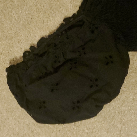 H&M eyelet sleeve smocked top - Picture 2 of 3